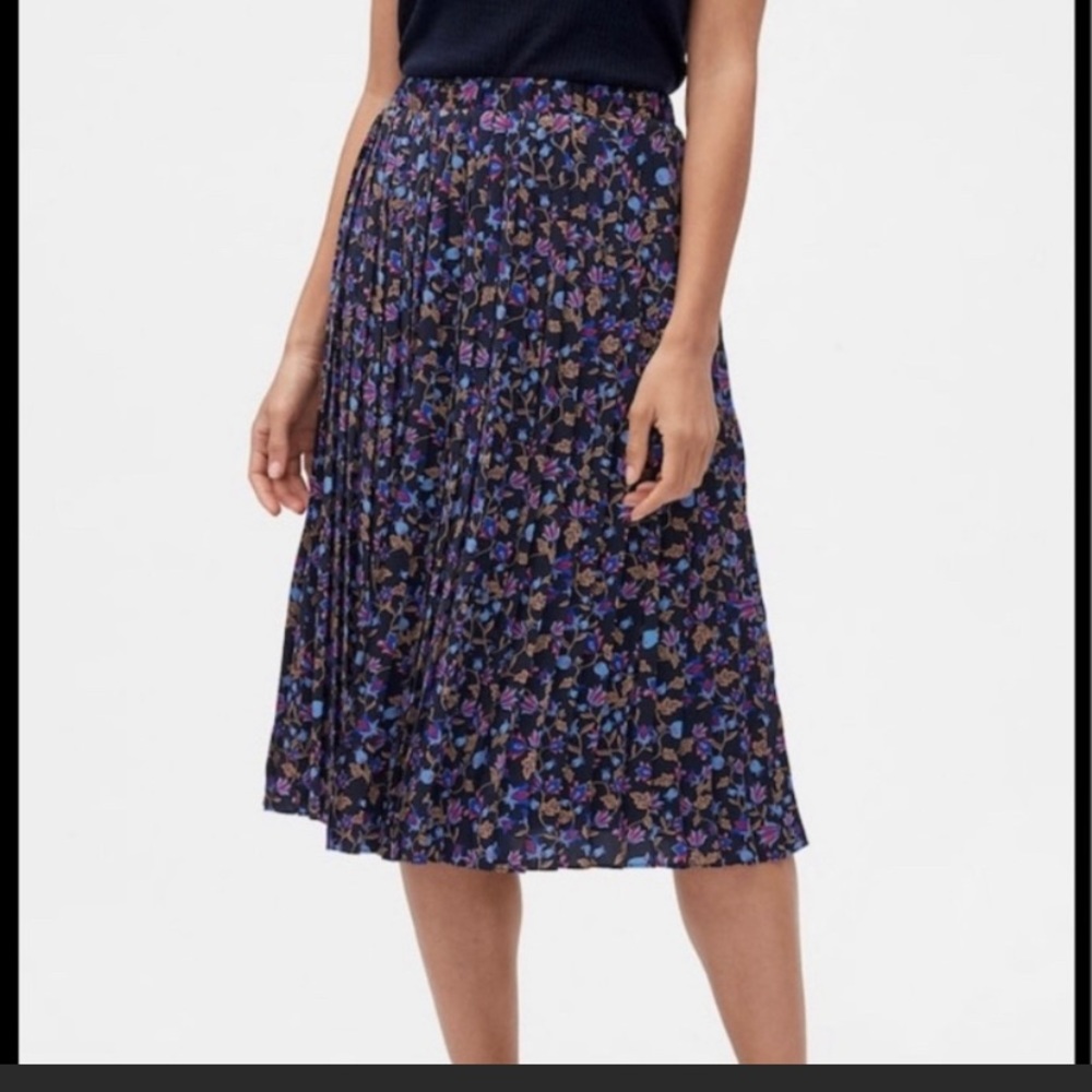 Banana Republic pleated, lined skirt